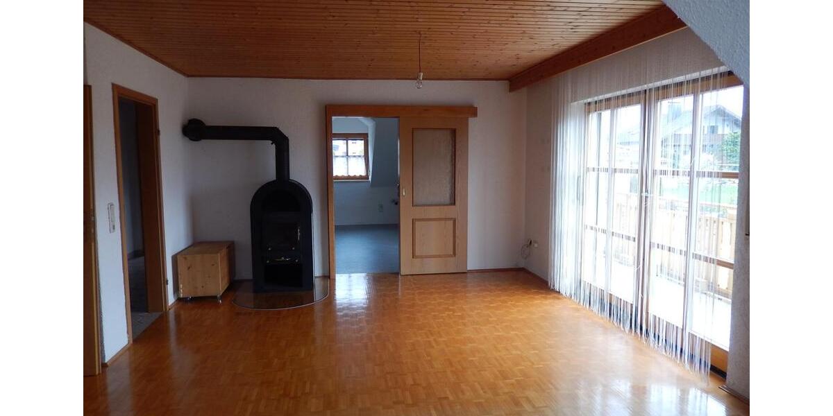 Dachgeschoßwohnung Kemnath - 4 Zimmer, 110 m&sup2;, 680&euro; | Angebot:25539765