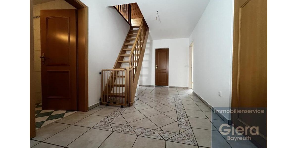 Etagenwohnung Neudrossenfeld - 3 Zimmer, 107 m&sup2;, 1.200&euro; | Angebot:25304925