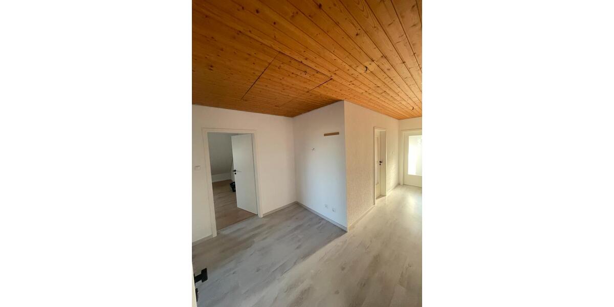 Dachgeschoßwohnung Bayreuth Meyernberg - 3 Zimmer, 89 m&sup2;, 1.030&euro; | Angebot:27544355
